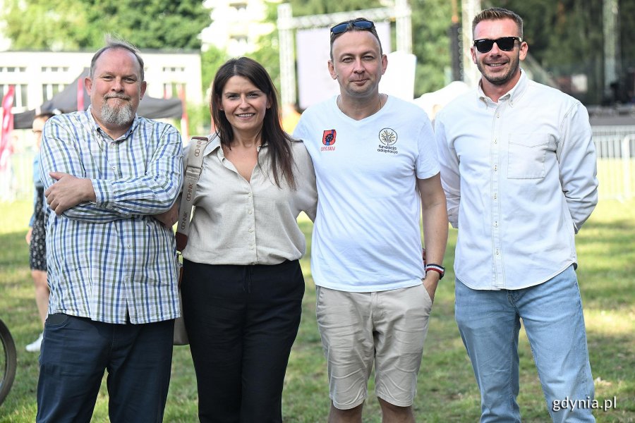 Dzielnice świętują stulecie Gdyni. Na zdjęciu widoczni od lewej: Maciej Dobbek, przewodniczący Rady Dzielnicy Obłuże, Mariola Śrubarczyk-Cichowska, wiceprzewodnicząca Rady Miasta Gdyni, Kordian Kulaszewicz, radny dzielnicy Chylonia i prezes Fundacji Adaptacja oraz Mateusz Bieszke, przewodniczący Rady Dzielnicy Chylonia.(fot. Michał Puszczewicz/gdynia.pl) 