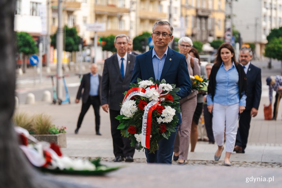 Poseł Marek Rutka składa kwiaty pod pomnikiem Antoniego Abrahama. Fot. Mateusz Dietrich. 
