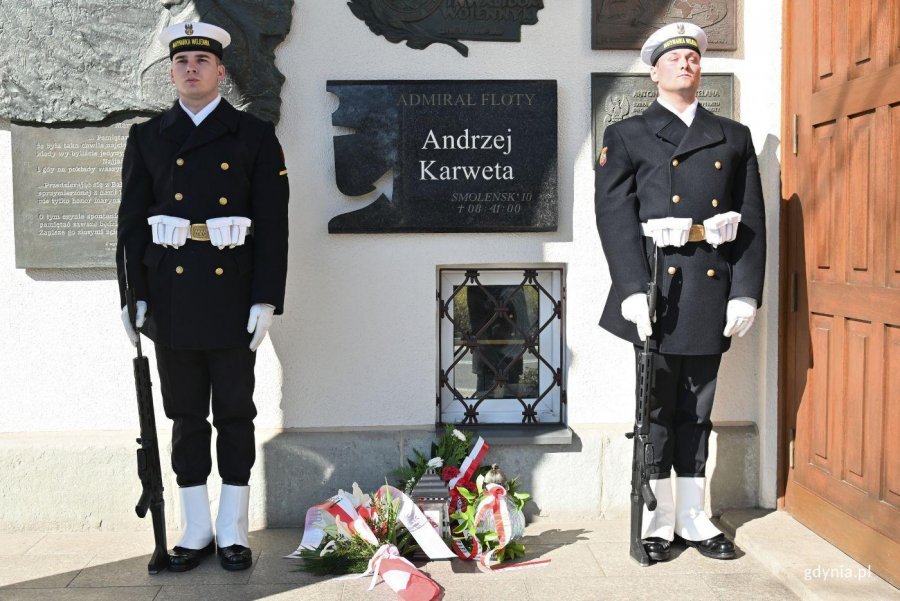 Wieńce złożono m. in. pod płytą pamiątkową admirała floty Andrzeja Karwety przy ul. Waszyngtona (fot. Magdalena Starnawska)