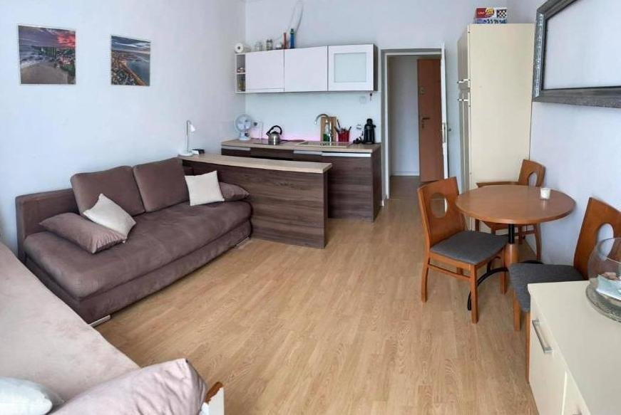 Apartament Gdynia 99, widok na salon z aneksem kuchennym