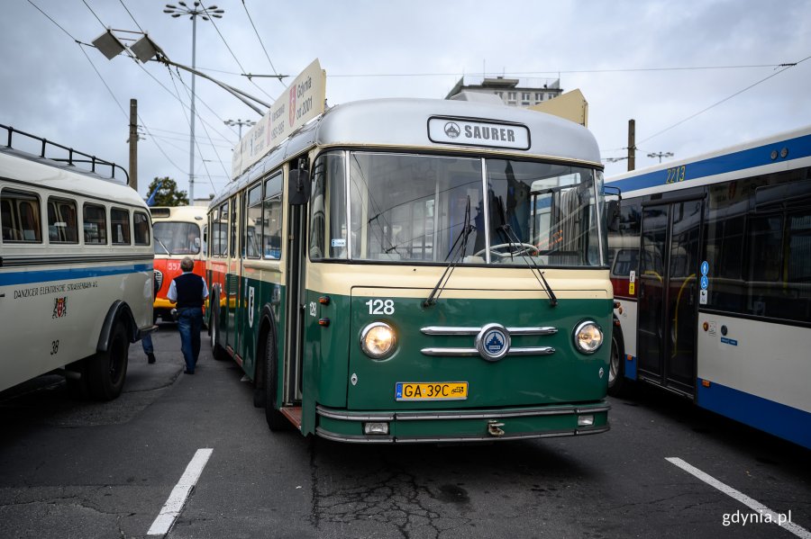 Parada autobusów i trolejbusów // fot. Dawid Linkowski