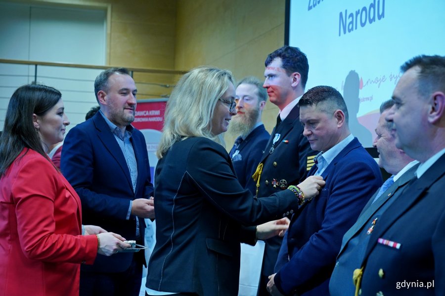 Wiceprezydent Gdyni Tomasz Augustyniak i dr hab. Marlena Robakowska &ndash; dyrektor Regionalnego Centrum Krwiodawstwa i Krwiolecznictwa w Gdańsku wręczający odznaki i legitymacje honorowym dawcom krwi z Gdyni 