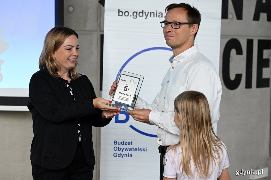Na zdjęciu m.in.: wiceprezydentka Gdyni Oktawia Gorzeńska wraz z przedstawicielem dzielnicy Wielki Kack (fot. Michał Puszczewicz)