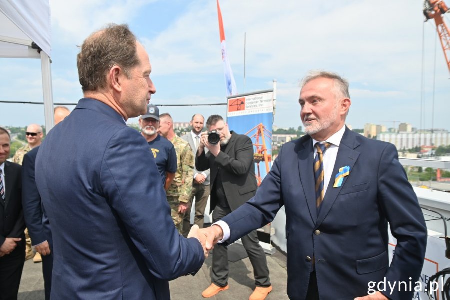 Prezydent Gdyni Wojciech Szczurek wita się z Markiem Brzezinskim - ambasadorem USA w Polsce podczas jego wizyty w BCT // fot. Magdalena Śliżewska