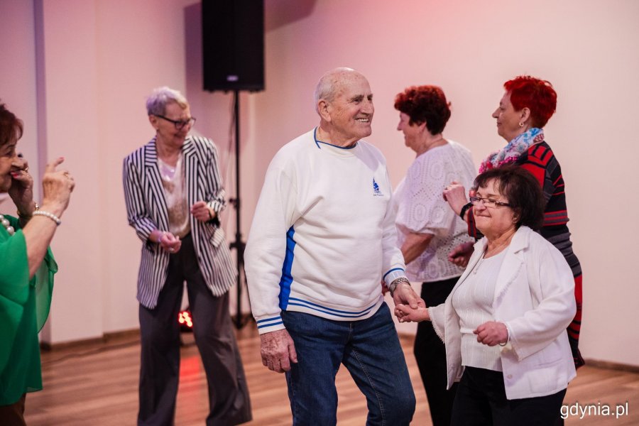 Tańczący seniorzy