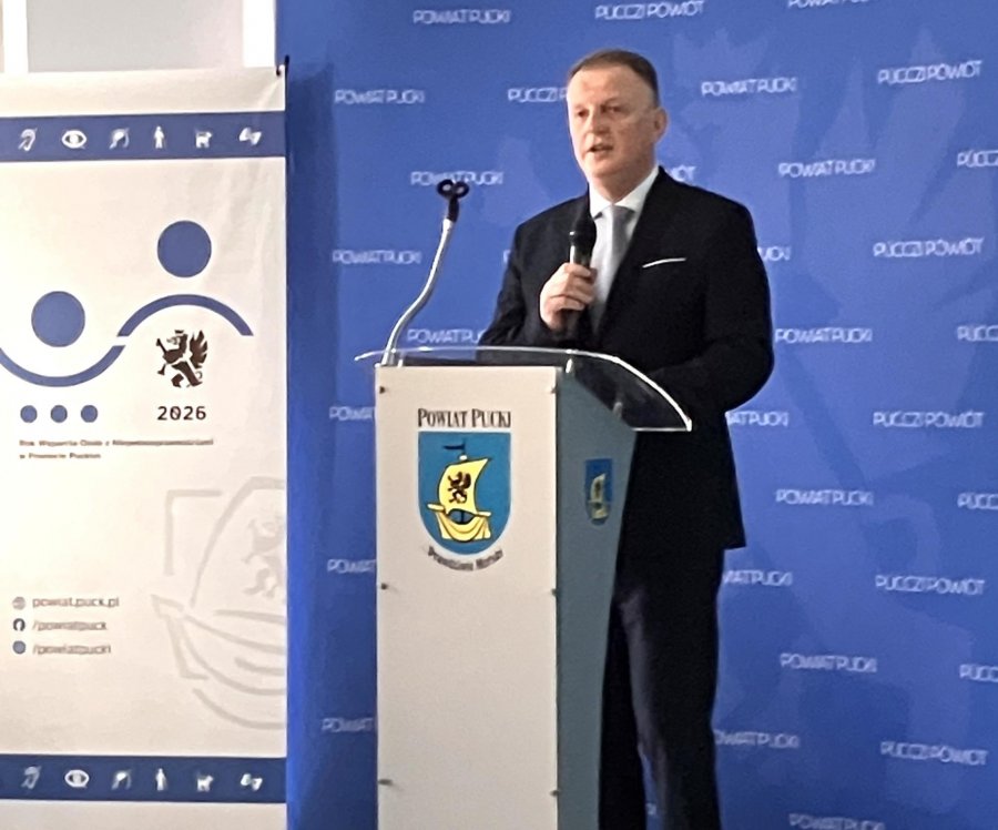 Mężczyzna w garniturze z mikrofonem