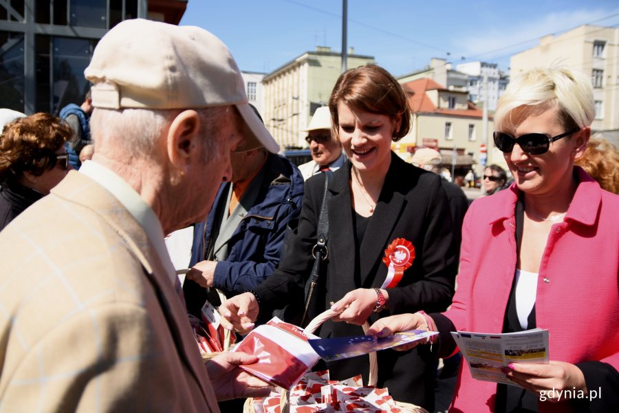 Wiceprezydent Gdyni Katarzyna Gruszecka-Spychała podczas akcji "Tydzień z biało-czerwoną flagą w Radiu Gdańsk" przed gdyńskim InfoBoxem / fot. Paweł Kukla