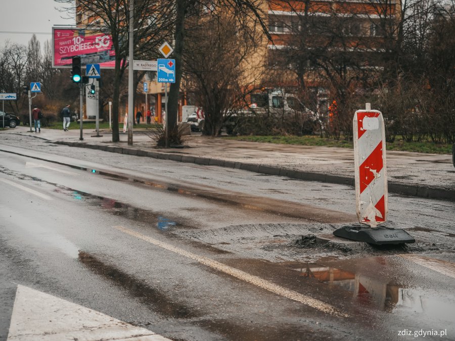 trwające roboty drogowe, trwa wymiana nawierzchni, widoczne oznakowanie i prowadzone roboty