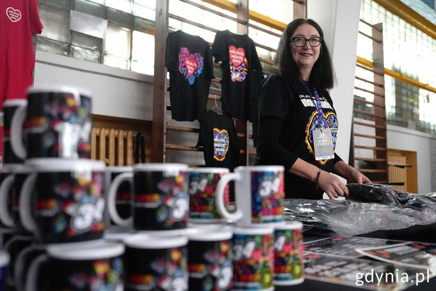 Sklepik z gadżetami WOŚP w sztabie Gdynia dla Orkiestry w Ymce 