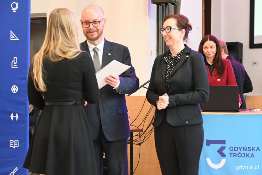 Stypendia wręczał pomorski kurator oświaty Grzegorz Kryger (fot. Magdalena Staranwska)