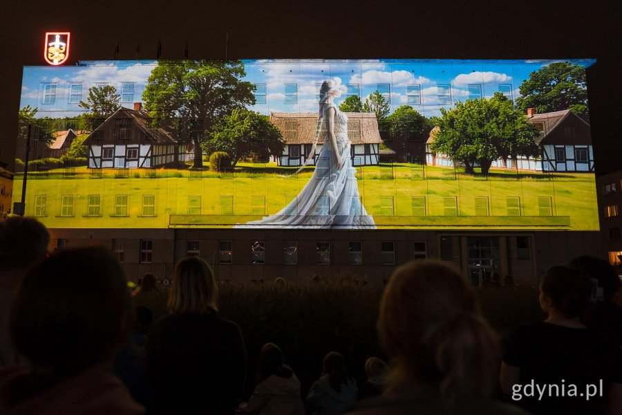 &bdquo;Zaczęło się  od morza. Baśniowa opowieść o Gdyni&rdquo;, video mapping na fasadzie urzędu miasta i widzowie