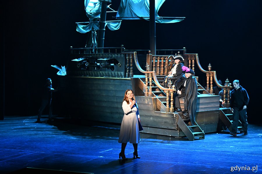 Aleksandra Kosiorek, prezydent Gdyni na scenie Teatru Muzycznego (fot. Michał Puszczewicz)