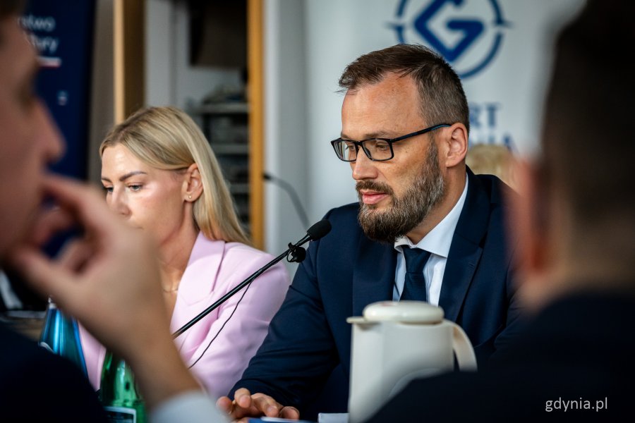 Posiedzenie sejmowej Komisji Infrastruktury w Porcie Gdynia – doradca Ministra Obrony Narodowej Maciej Samsonowicz (fot. Kamil Złoch)
