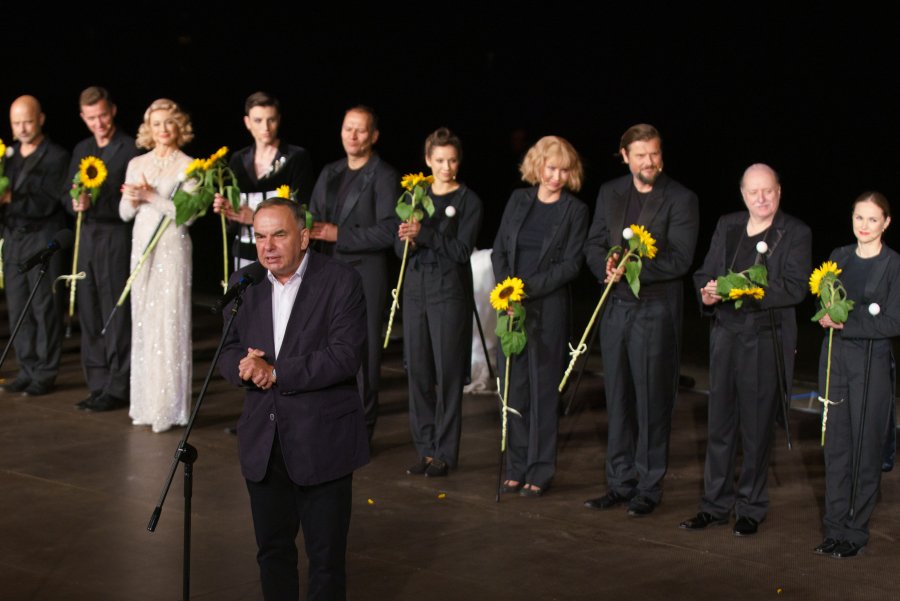 Krzysztof Babicki - dyrektor artystyczny Teatru Miejskiego w Gdyni na Scenie Letniej w Orłowie podczas uroczystego pożegnania Wojciecha Zielińskiego - wieloletniego dyrektora naczelnego teatru. W tle aktorzy teatru  // fot. Anna Rezulak