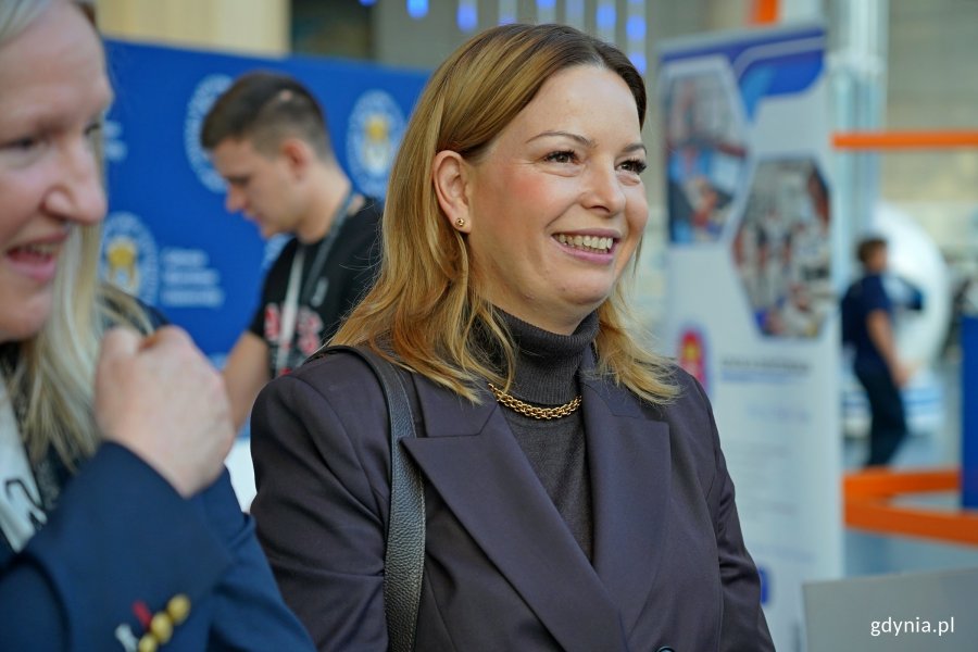Wiceprezydentka Gdyni Oktawia Gorzeńska podczas zwiedzania stoisk na ScienceCom 2025 