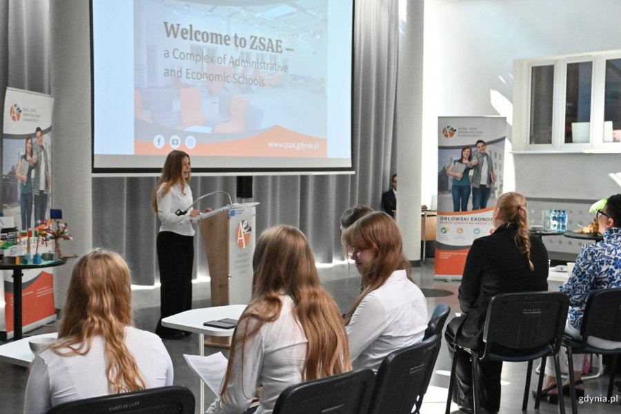 Uczennice i uczniowie przedstawili historię szkoły (fot. Magdalena Starnawska)
