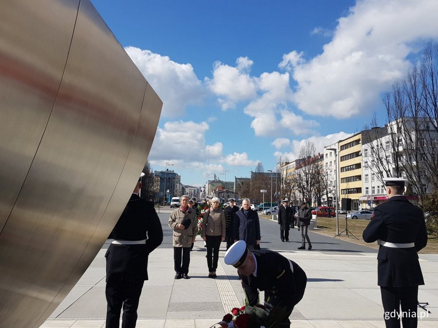 Uroczystości z okazji 74. rocznicy zakończenia walk o wyzwolenie Gdyni przy pomniku Polski Morskiej/fot. Małgorzata Omachel-Kwidzińska