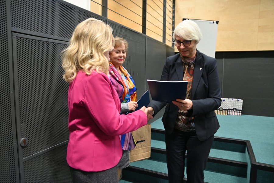 Joanna Zielińska - przewodnicząca Rady Miasta Gdyni wręcza listy gratulacyjne i upominki ławniczkom kończącym kadencję 2020-2023