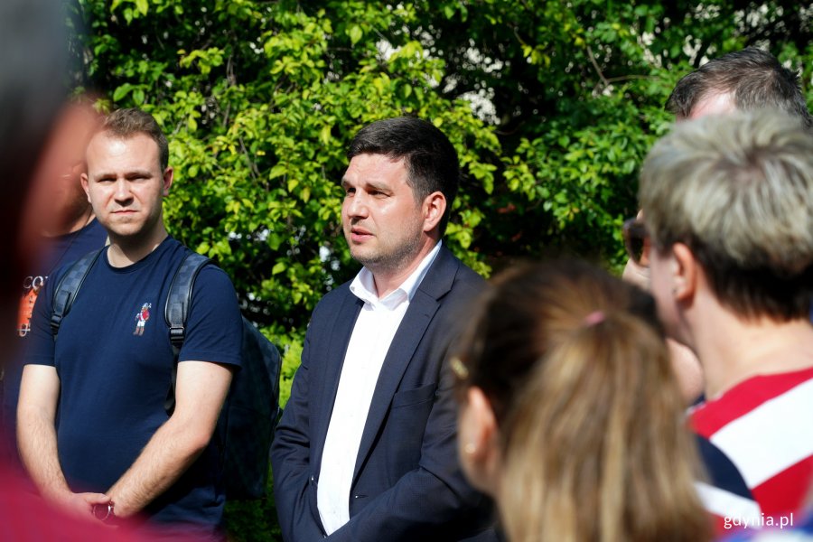 Wiceprezydent Gdyni Maciej Zielonka, radny miasta Norbert Anisowicz i mieszkańcy podczas wizji terenowej przy ul. Demptowskiej 46