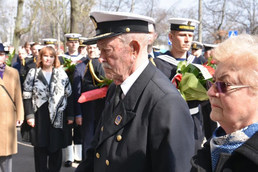 Złożenie kwiatów pod tablicą Marynarzy Polskich zamordowanych na wschodzie // fot. Lechosław Dzierżak