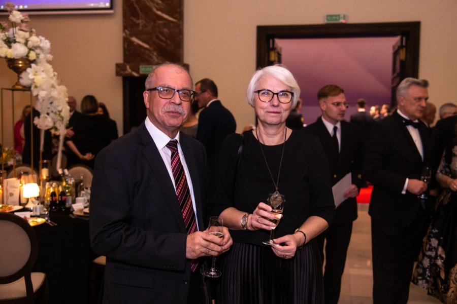 Przewodnicząca Rady Miasta Gdyni i przewodnicząca rady uczelni - Joanna Zielińska wraz z mężem podczas Balu Morskiego