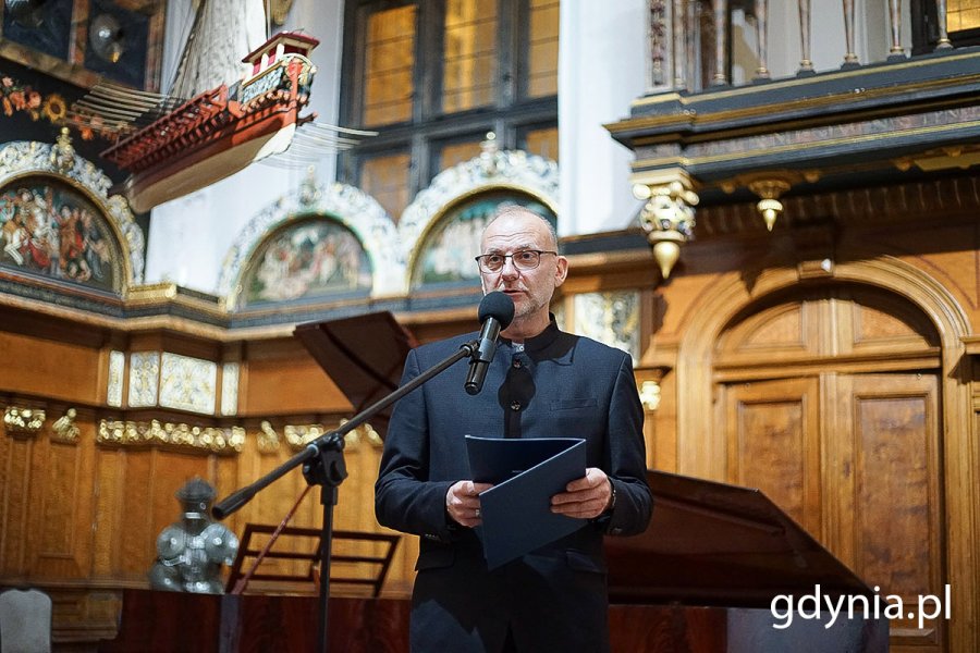 Na zdj. Michał Guć, wiceprezydent Gdyni ds. innowacji przy mikrofonie podczas laudacji