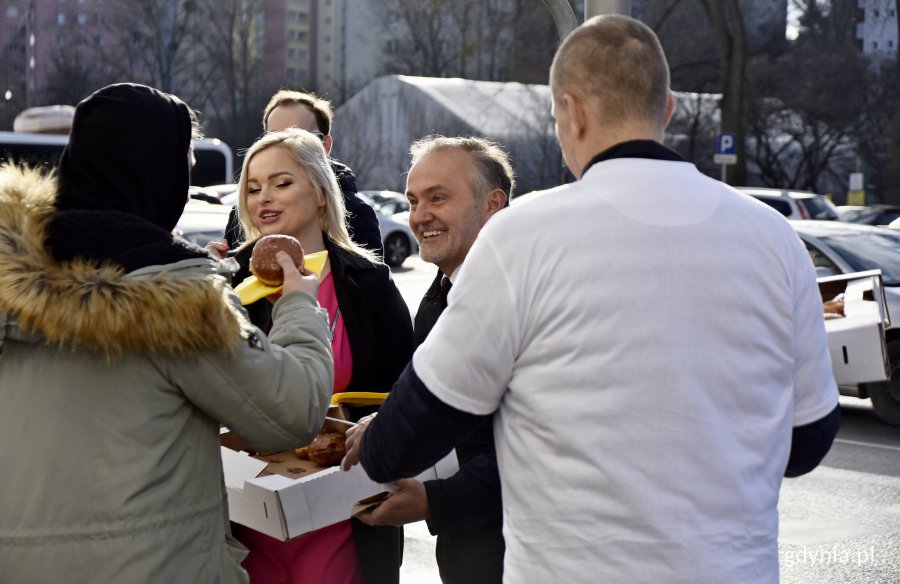 Akcja promocyjna PKA w Gdyni i Mercedesa z okazji tłustego czwartku. (fot. Kamil Złoch)