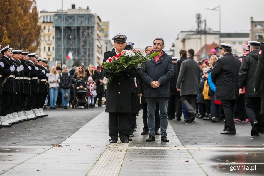 Radny Gdyni Ireneusz Bekisz składa kwiaty przed pomnikiem Polski Morskiej // fot. Karol Stańczak