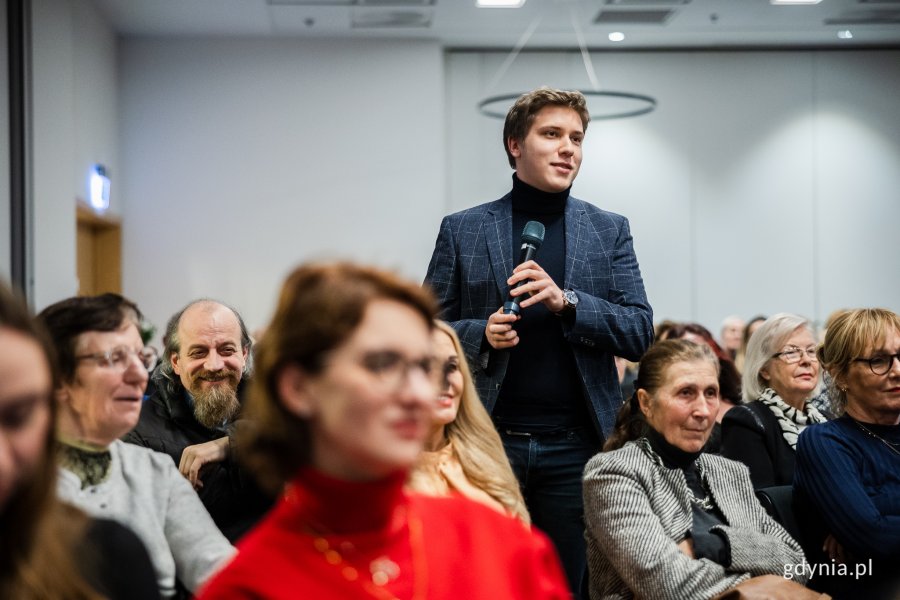 Osoby zadające pytania podczas sobotniego spotkania "Konsulatu kobiet", fot. Karol Stańczak