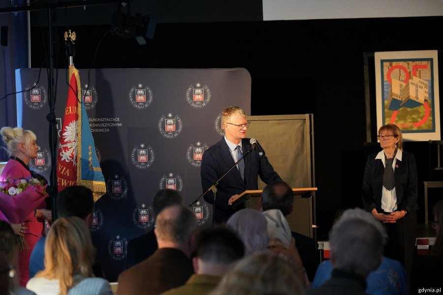 Na zdjęciu m.in. Rafał Geremek, wiceprezydent Gdyni, Elżbieta Zaręba, dyrektor II LO w Gdyni  i Iwona Tanewska, naczelnik Wydziału Edukacji UMG