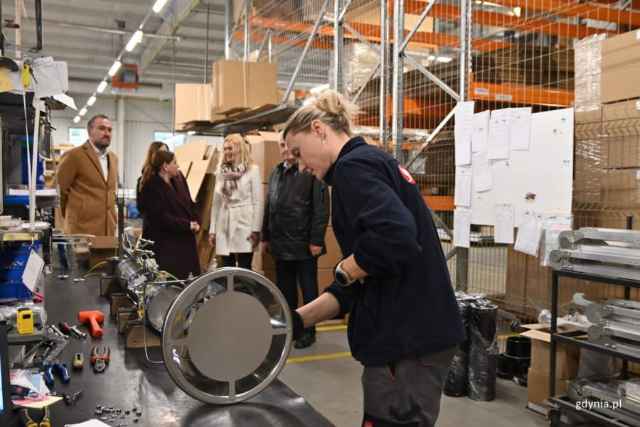 Prezydent Gdyni Aleksandra Kosiorek i wiceprezydent Tomasz Augustyniak zobaczyli, jak wygląda praca w Klimawencie (fot. Magdalena Starnawska)