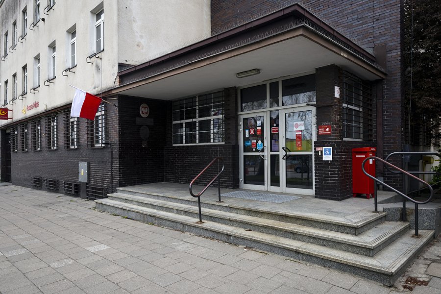 Wejście do modernistycznego budynku poczty.