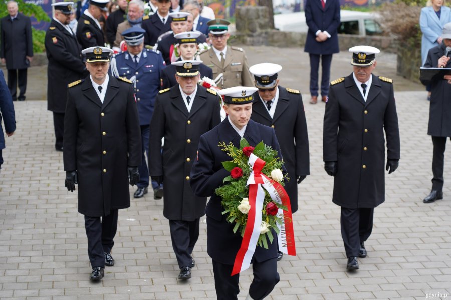 Kwiaty składają przedstawiciele Akademii Marynarki Wojennej