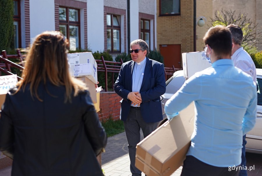Pracownicy PKM dostarczyli przyłbice dla Hospicjum w Gdyni, fot. Kamil Złoch