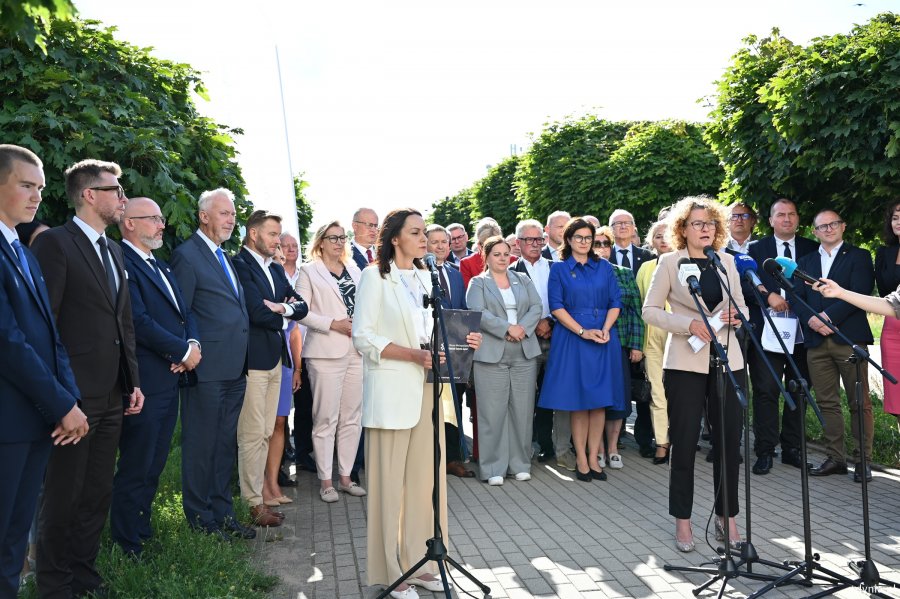 Konferencja członk&oacute;w OMGGS, w tym m.in. prezydentek Aleksandry Kosiorek, Aleksandry Dulkiewicz i Magdaleny Czarzyńskiej-Jachim