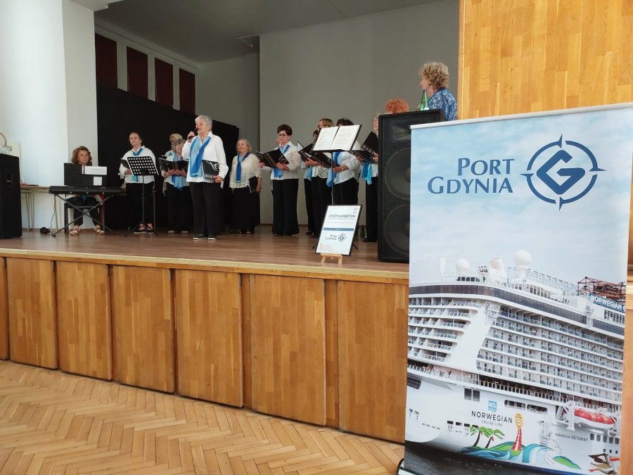 Ch&oacute;r &bdquo;Kamerton&rdquo; pod kierunkiem Gabrieli Grygiel-Bagińskiej podczas występu na zakończeniu roku akademickiego 2025/2026 Gdyńskiego Uniwersytetu Trzeciego Wieku 