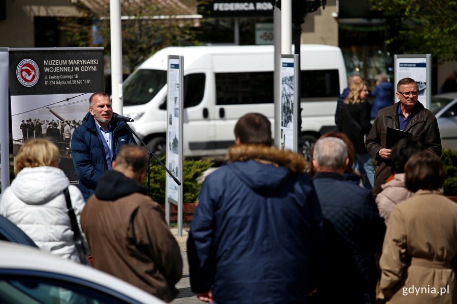 Na pierwszym planie goście wernisażu. Przed nimi, na środku: Arkadiusz Wingert, starszy kustosz, kierownik Ośrodka Informacji Naukowej Centralnej Biblioteki Wojskowej w Warszawie podczas wernisażu wystawy  „Gdynia na straży Wybrzeża 1921-1939” // fot. Przemysław Kozłowski