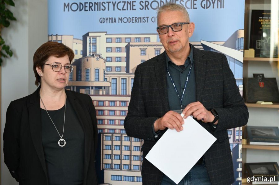 Irmina Lewoszewska, kierownik Miejskiej Informacji Turystycznej w Gdyni oraz Miejski Konserwator Zabytk&oacute;w, prof. Robert Hirsch