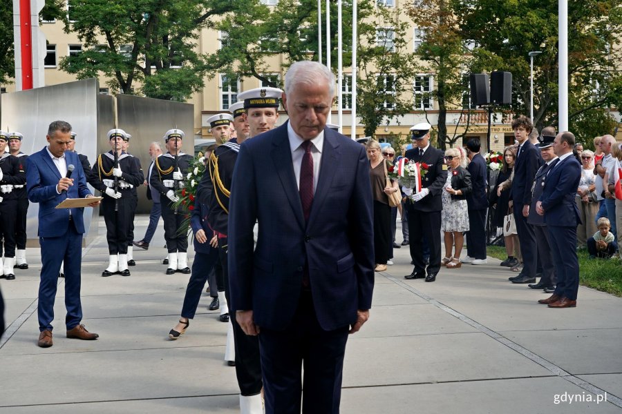 Senator Sławomir Rybicki składający kwiaty podczas uroczystości z okazji 82. rocznicy wybuchu powstania warszawskiego 