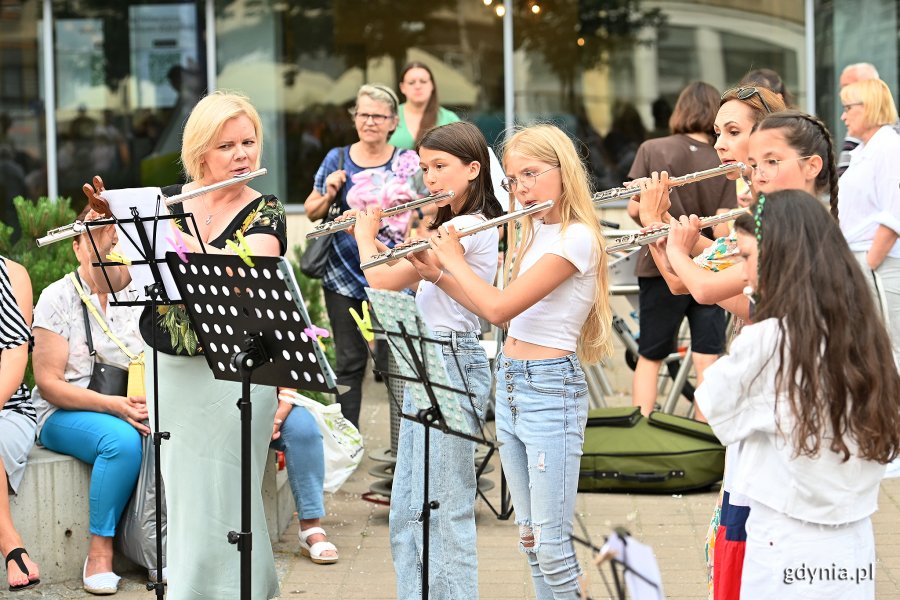 Uczniowie i nauczyciele Szkoły Muzycznej I i II stopnia im. Z. Noskowskiego grają koncert na placu Kaszubskim w ramach cyklu spotkań "Chodźcie na plac Kaszubski" // fot. Michał Puszczewicz