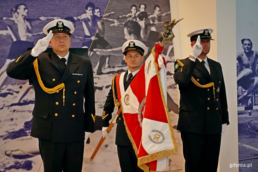 Poczet sztandarowy Morskiego Oddziału Straży Granicznej podczas uroczystości przekazania kapliczki pamięci Józefa i Zofii Unrugów, która odbyła się w Muzeum Marynarki Wojennej 