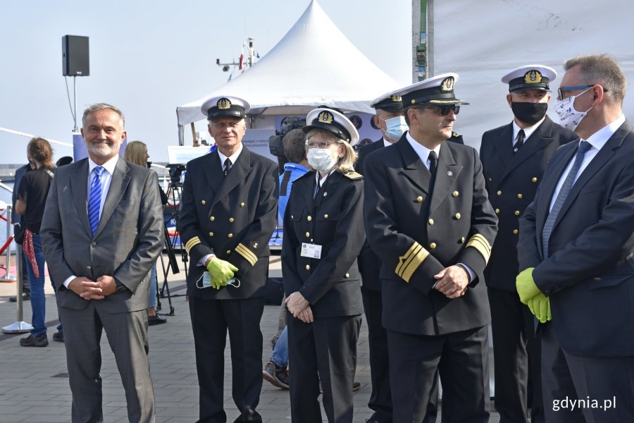 Wojciech Szczurek - prezydent Gdyni oraz przedstawiciele Urzędu Morskiego w Gdyni na ceremonii chrztu i podniesienia bandery na "Zodiaku II" // fot. Magdalena Czernek