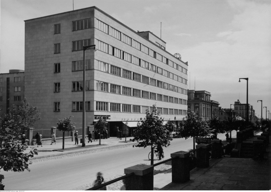 Biurowiec Zakładu Ubezpieczeń Społecznych przy ul 10 lutego. Gdynia 1918 -1939 r., źródło: NAC