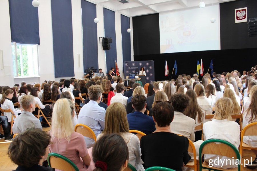 Inauguracja roku szkolnego w II Liceum Ogólnokształcącym i aula pełna uczniów