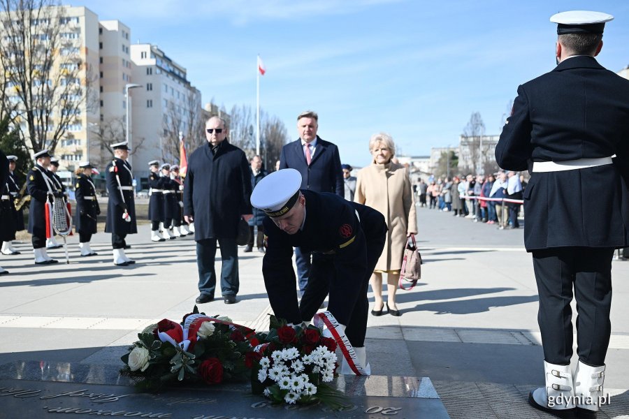 Miejskie uroczystości związane z 81. rocznicą zakończenia walk o wyzwolenie Gdyni pod Pomnikiem Polski Morskiej (fot. Michał Puszczewicz)