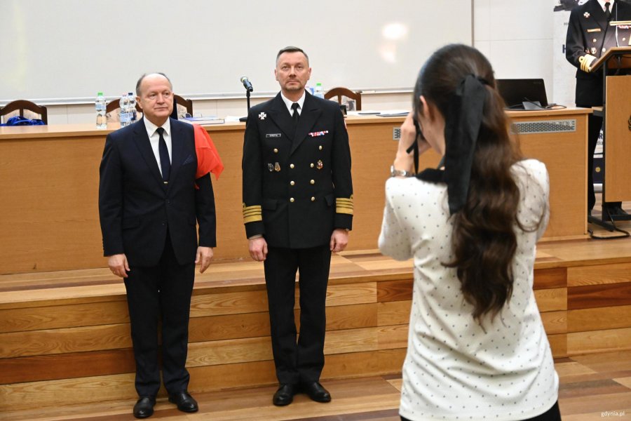 Kobieta robi zdjęcie mężczyznom w mundurach