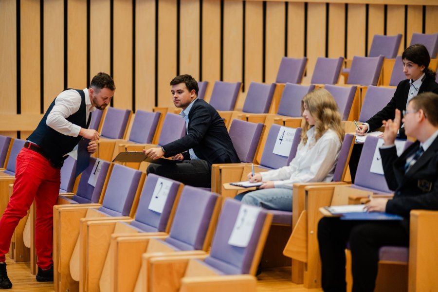  Radny Adam Skurat sprawdza pracę uczestnika finału / fot. Uniwersytet WSB Merito Gdynia