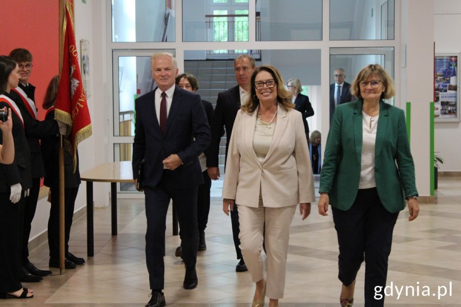 Na zdj. (od prawej): Elżbieta Zaremba, dyrektor II LO w Gdyni, Marszałek Senatu RP Małgorzata Kidawa-Błońska i senator RP Sławomir Rybicki