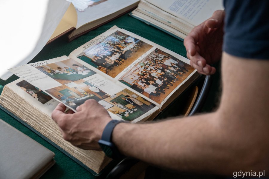 Podczas obchodów 50-lecia VI LO absolwenci mogli zajrzeć do kronik szkolnych i odnaleźć siebie na dawnych fotografiach // fot. Paweł Kukla