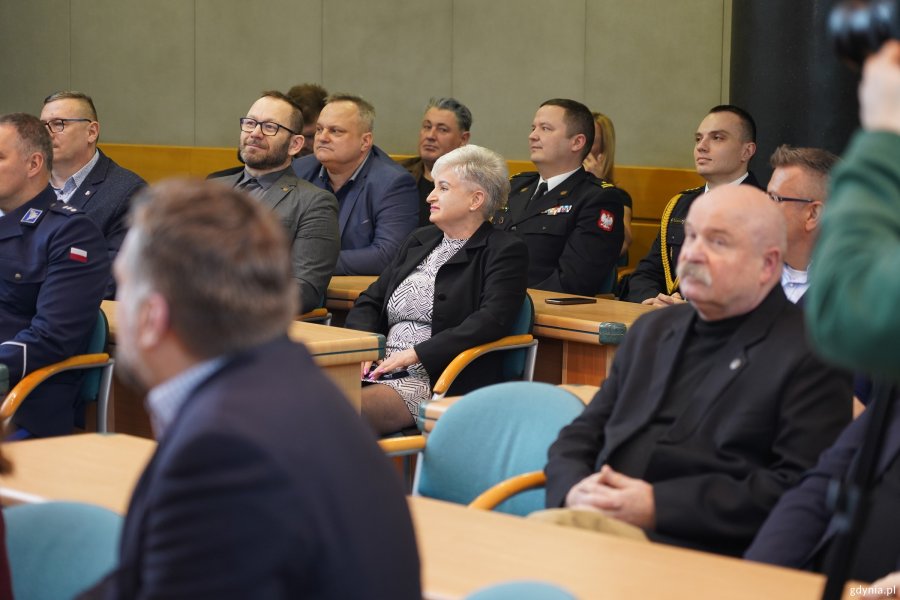 Uczestnicy akcji &bdquo;100 litr&oacute;w krwi na 100-lecie Gdyni&rdquo; podczas uroczystości w sali obrad